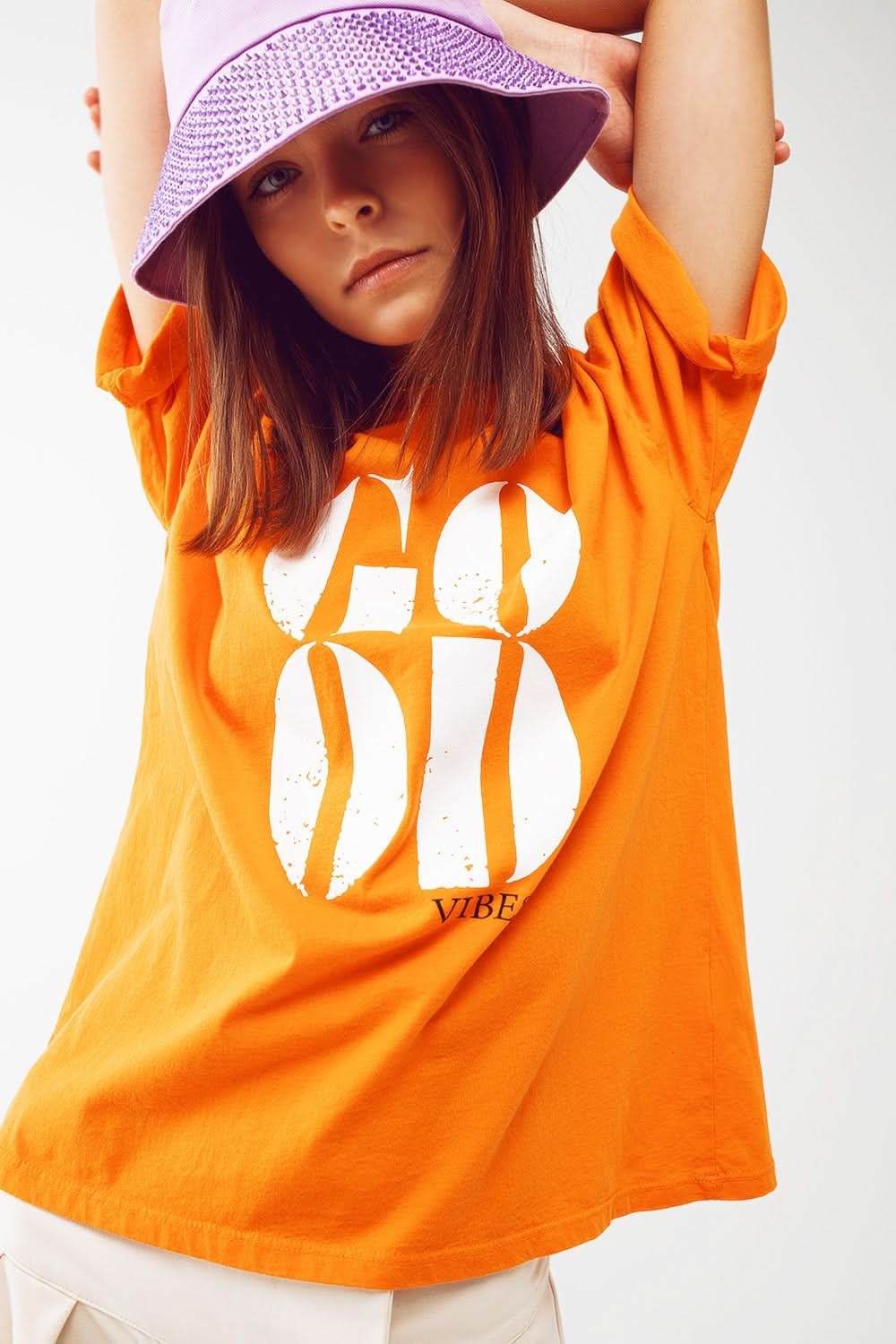 T-Shirt With Good Vibes Text in Orange