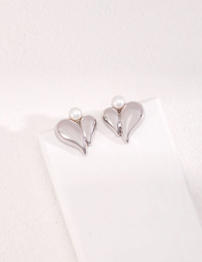 Natural Pearl Heart Stud